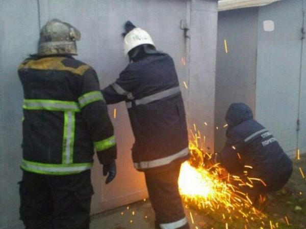 Кременчугские спасатели обнаружили в закрытом гараже труп мужчины