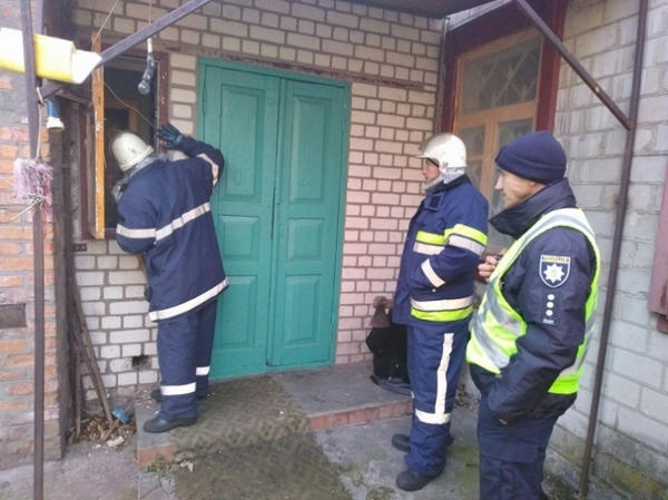 Кременчугские спасатели открывали дверь в дом пенсионерки