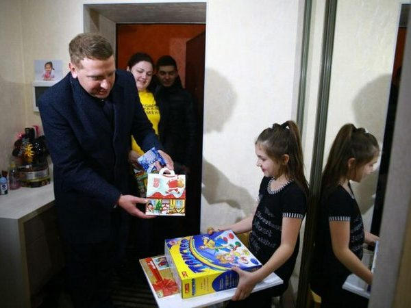 Мэр Кременчуга поздравил детей погибших воинов АТО