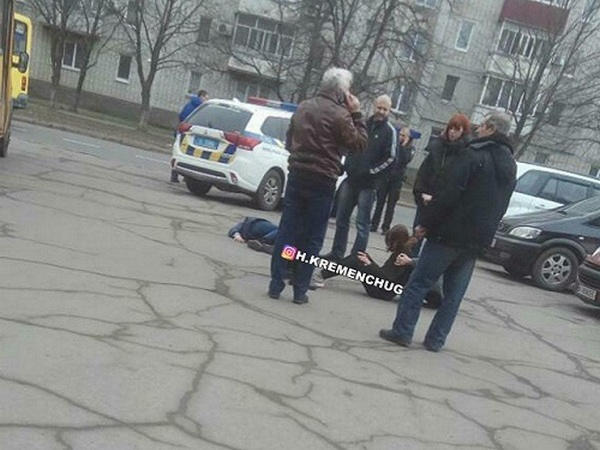 В Кременчуге двое подростков допились до того, что лежали на асфальте посреди улицы