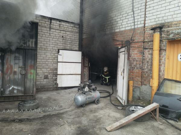 В Кременчуге произошел пожар в гаражном кооперативе: сгорел автомобиль