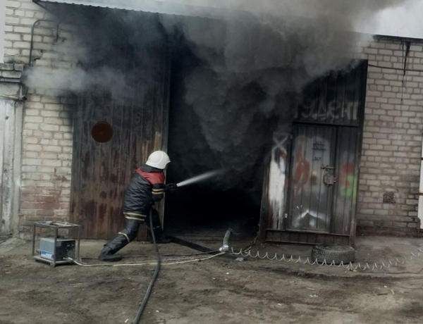 В Кременчуге произошел пожар в гаражном кооперативе: сгорел автомобиль
