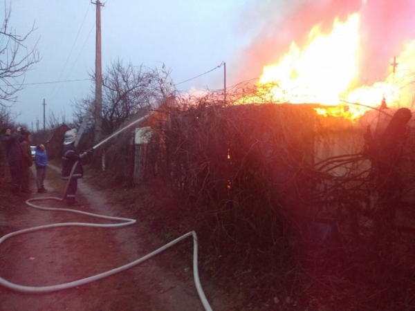 Кременчугские спасатели боролись с пожаром в Крюкове