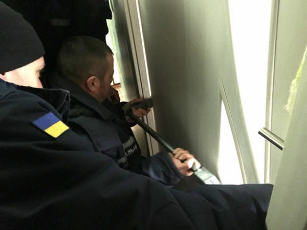 В Кременчуге спасали двухлетнюю девочку, у которой рука застряла в дверном проеме