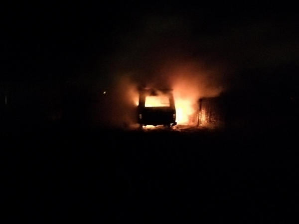 В Кременчуге огонь полностью уничтожил микроавтобус