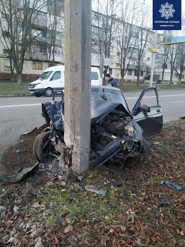 В Кременчуге таксист заснул за рулем и врезался в столб
