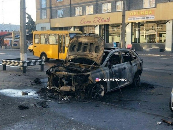 В Кременчуге сгорел автомобиль, припаркованный возле Автозаводского суда