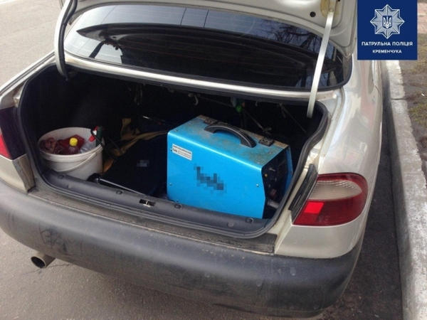 В Кременчуге патрульные нашли в авто украденные вещи