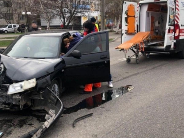 В Кременчуге столкнулись два авто: один из водителей попал в больницу