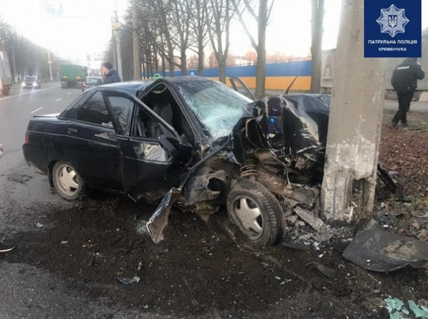 В Кременчуге таксист заснул за рулем и врезался в столб