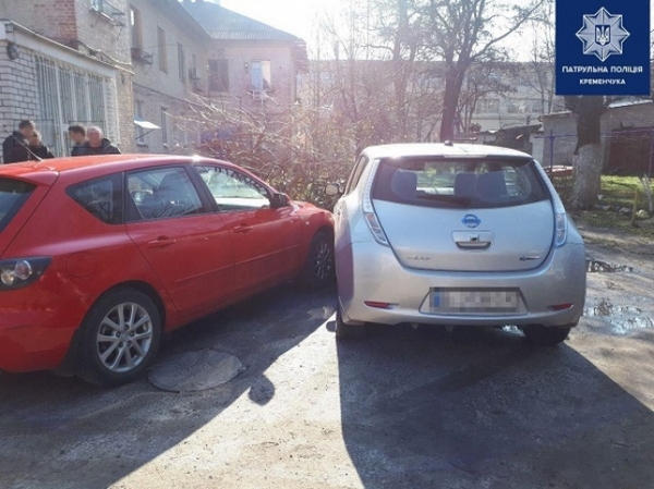 В Кременчуге пьяный водитель врезался в припаркованный автомобиль