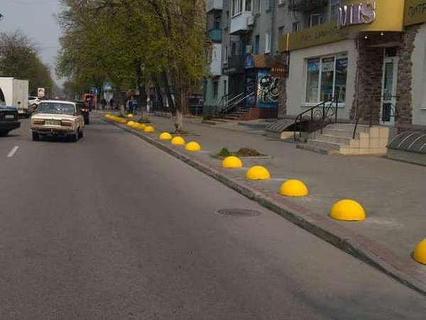 В Кременчуге тротуары ограждают полусферами