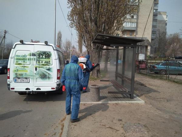 В Кременчуге коммунальщики ежедневно проводят дезинфекцию остановок общественного транспорта