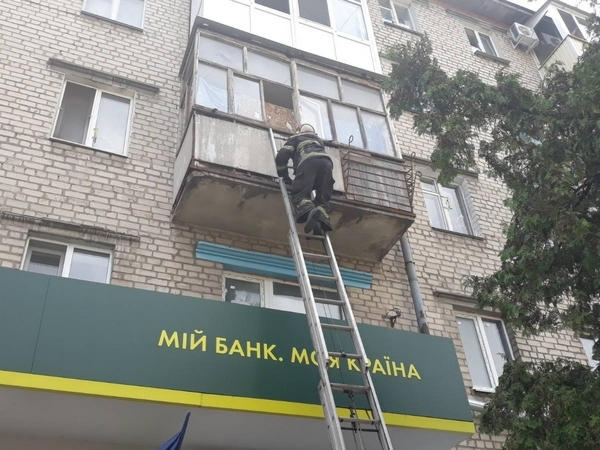 Кременчугские спасатели лезли на балкон, чтобы спасти ребенка