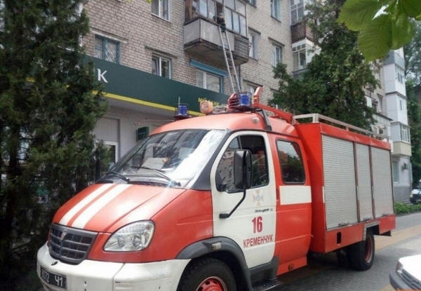Кременчугские спасатели лезли на балкон, чтобы спасти ребенка