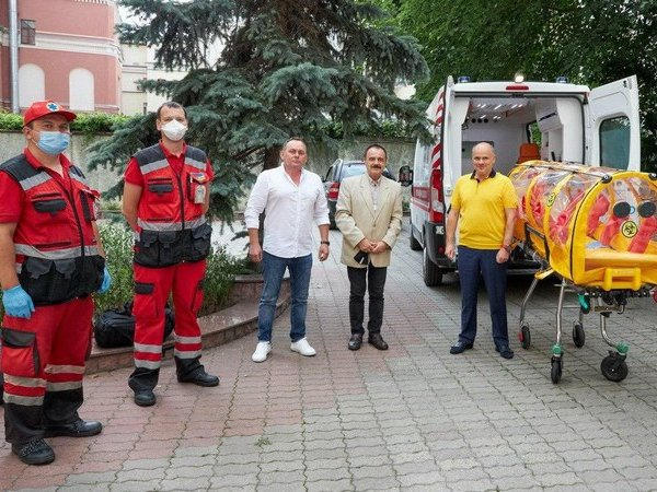 Медики из Киева получили кременчугскую капсулу для транспортировки больных коронавирусом