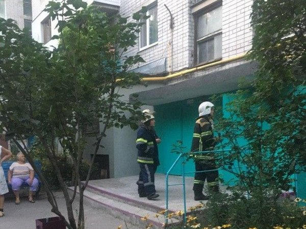 В Кременчуге пожарники и газовики искали причину задымления в доме на ул. Победы