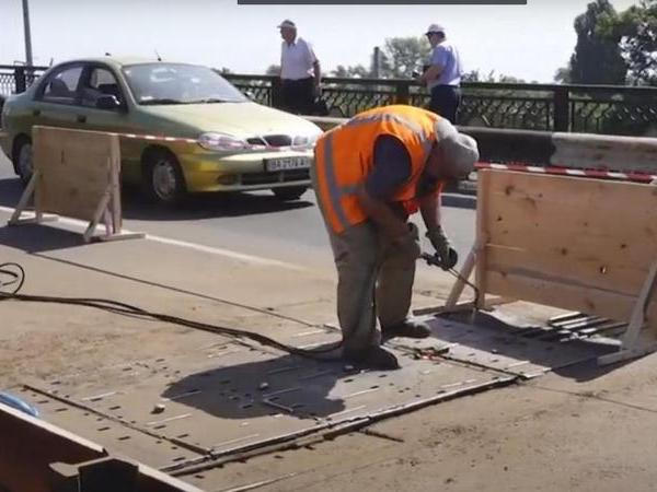 В Кременчуге ремонтные работы на мостовом переходе ведутся согласно графику