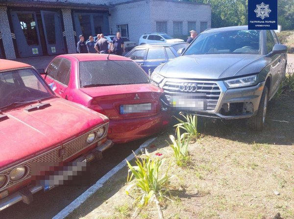 В Кременчуге кроссовер въехал в припаркованные авто
