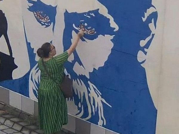 В Кременчуге разыскивают женщину, которая испортила граффити Шевченко