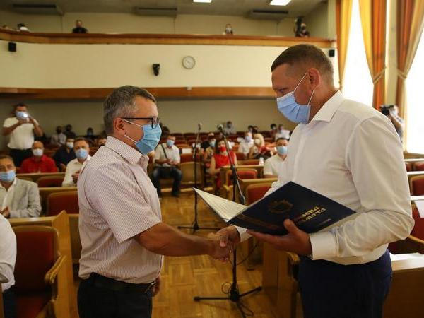 Мэр Кременчуга вручил грамоты специалистам АО «Укрзализныця», которые проводили ремонт моста