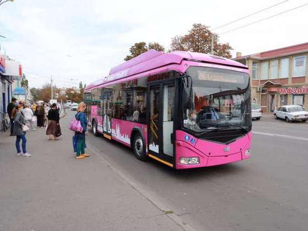 Белорусский троллейбус впервые проехал по Крюковскому мосту