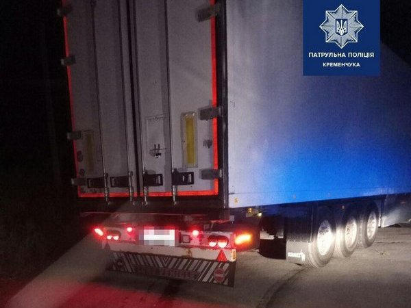 В Кременчуге на грузовик, который разлил дизель на дорогу, составили протокол