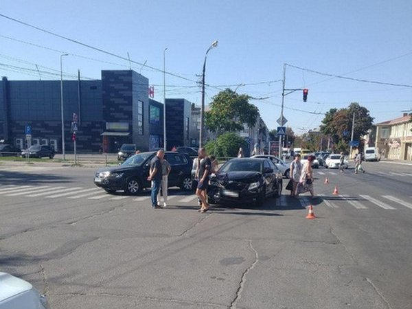 В Кременчуге на перекрестке столкнулись два автомобиля