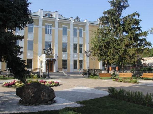 Возле краеведческого музея создали яркую зеленую зону-сквер «Музейный»