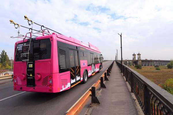 Белорусский троллейбус впервые проехал по Крюковскому мосту