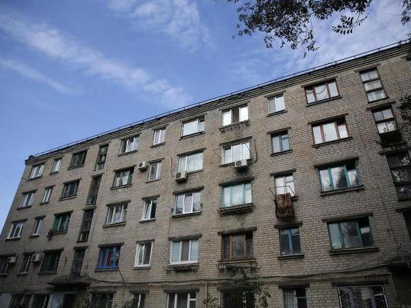 В Кременчуге закончился ремонт крыши общежития на ул. Шевченко, 27