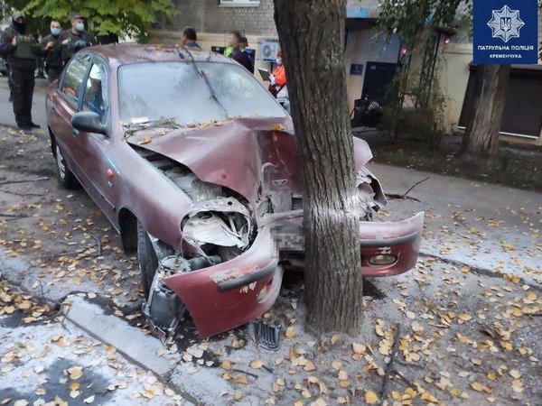 В Кременчуге на перекрестке произошло ДТП: одна из машин врезалась в дерево