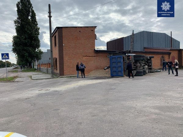 В Кременчуге на улице Бетонной грузовик врезался в здание