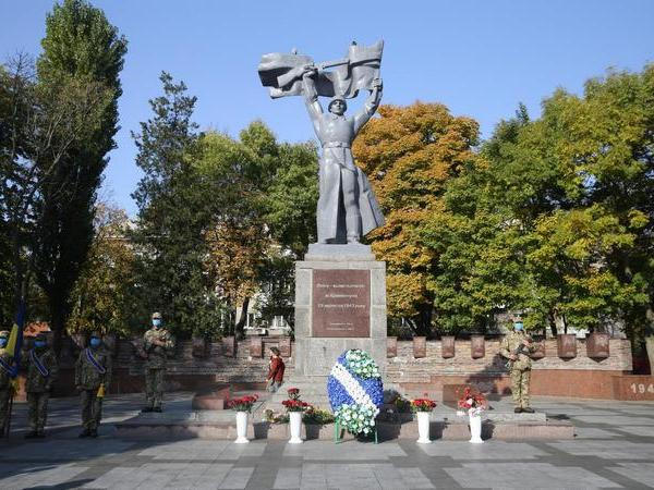 В Кременчуге почтили память освободителей Украины от нацистских захватчиков