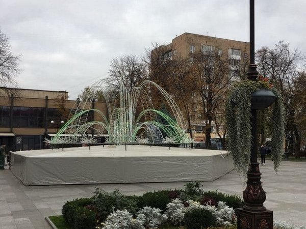 В сквере Бабаева появился первый атрибут новогодней сказки