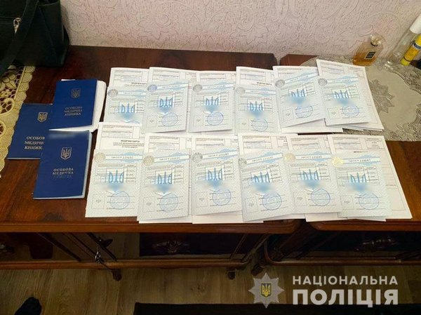 В Кременчуге задержали группу медиков, которая занималась подделкой документов