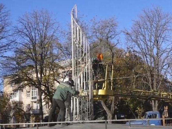 Кременчугские коммунальщики готовят фонтан в сквере Бабаева к зиме