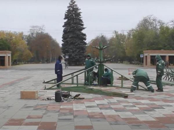 В Кременчуге на лице Победы начали установку главной новогодней елки