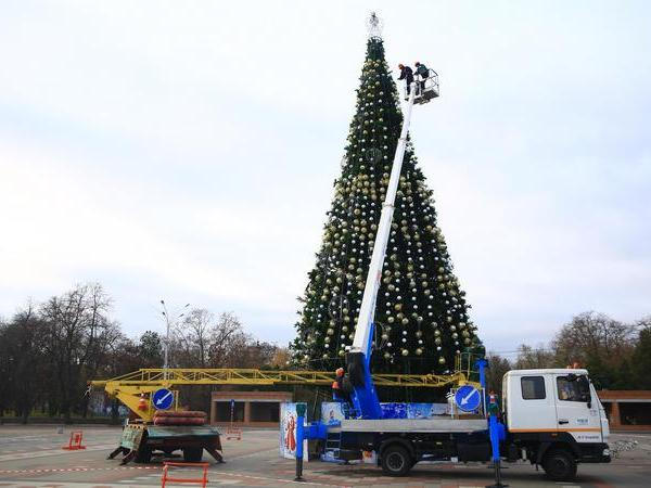 Главную елку Кременчуга украсили праздничными бусами