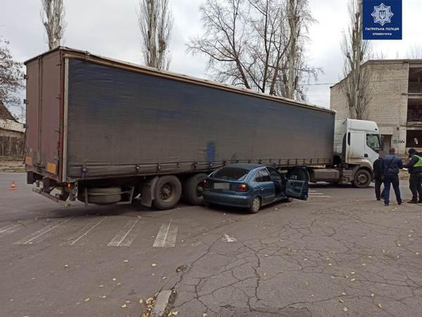 В Кременчуге легковой автомобиль врезался в грузовик