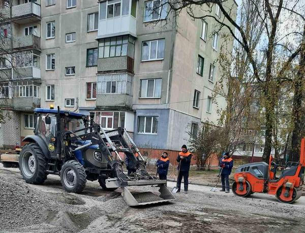 На правобережье Кременчуга внутри жилых кварталов ремонтируют дороги