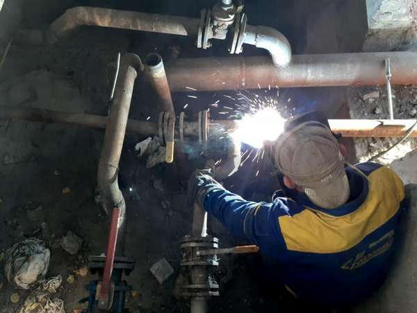 Сотрудники КП «Теплоэнерго» ремонтирует сети горячего водоотведения