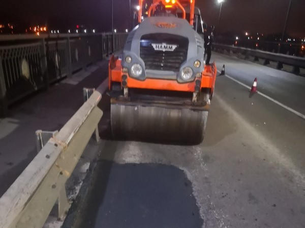 В Кременчуге продолжается ямочный ремонт на мостовом переходе через реку Днепр