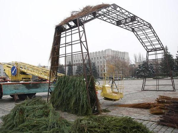В Кременчуге на площади Победы монтируют Новогодний ярмарочный городок