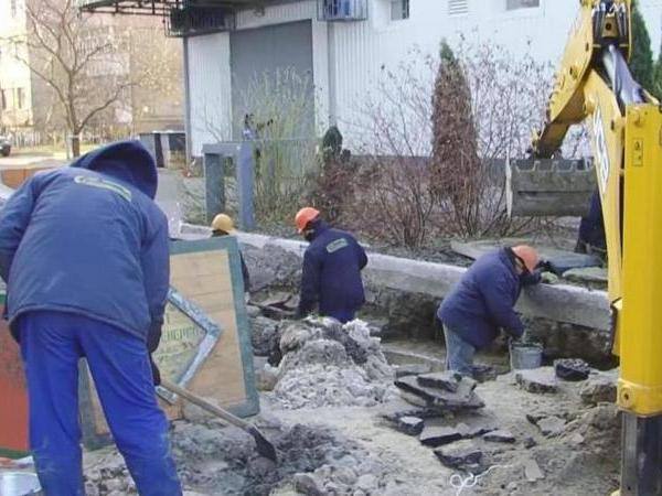 Кременчугские коммунальщики оперативно ликвидируют прорывы на трубопроводах
