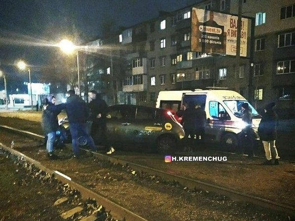 В Кременчуге 23-летний парень на авто вылетел с дороги на рейки