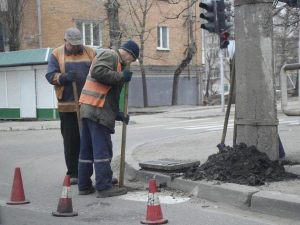 Кременчугские дорожники проводят работы по расчистке ливневой канализации