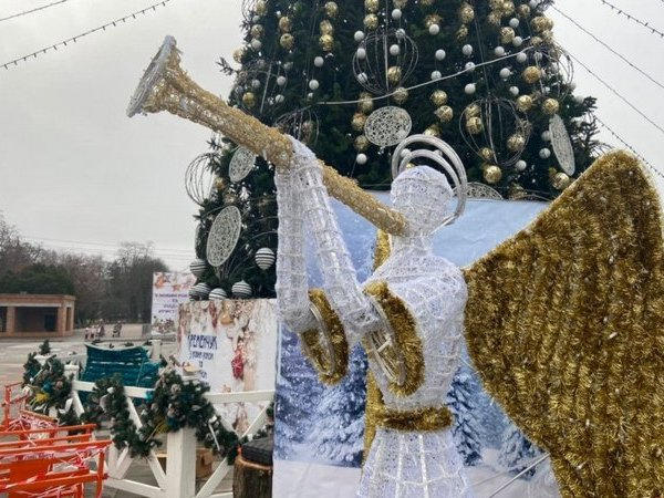 В Кременчуге на площади Победы завершаются работы по обустройству Новогоднего городка