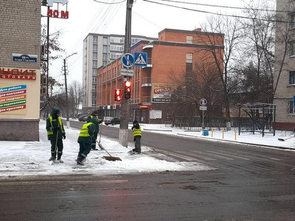 Кременчугские коммунальщики с самого утра расчищают город от снега