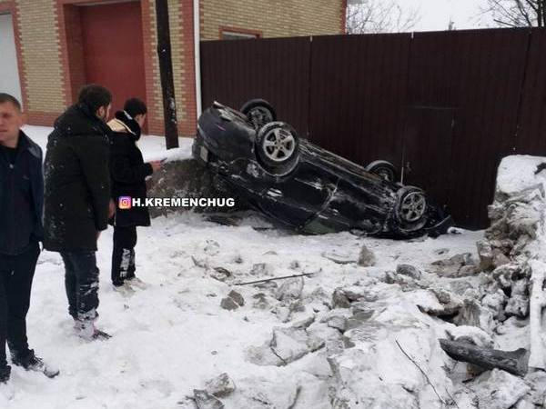 В Кременчуге на набережной Лейтенанта Днепрова авто перевернулось и врезалось в забор